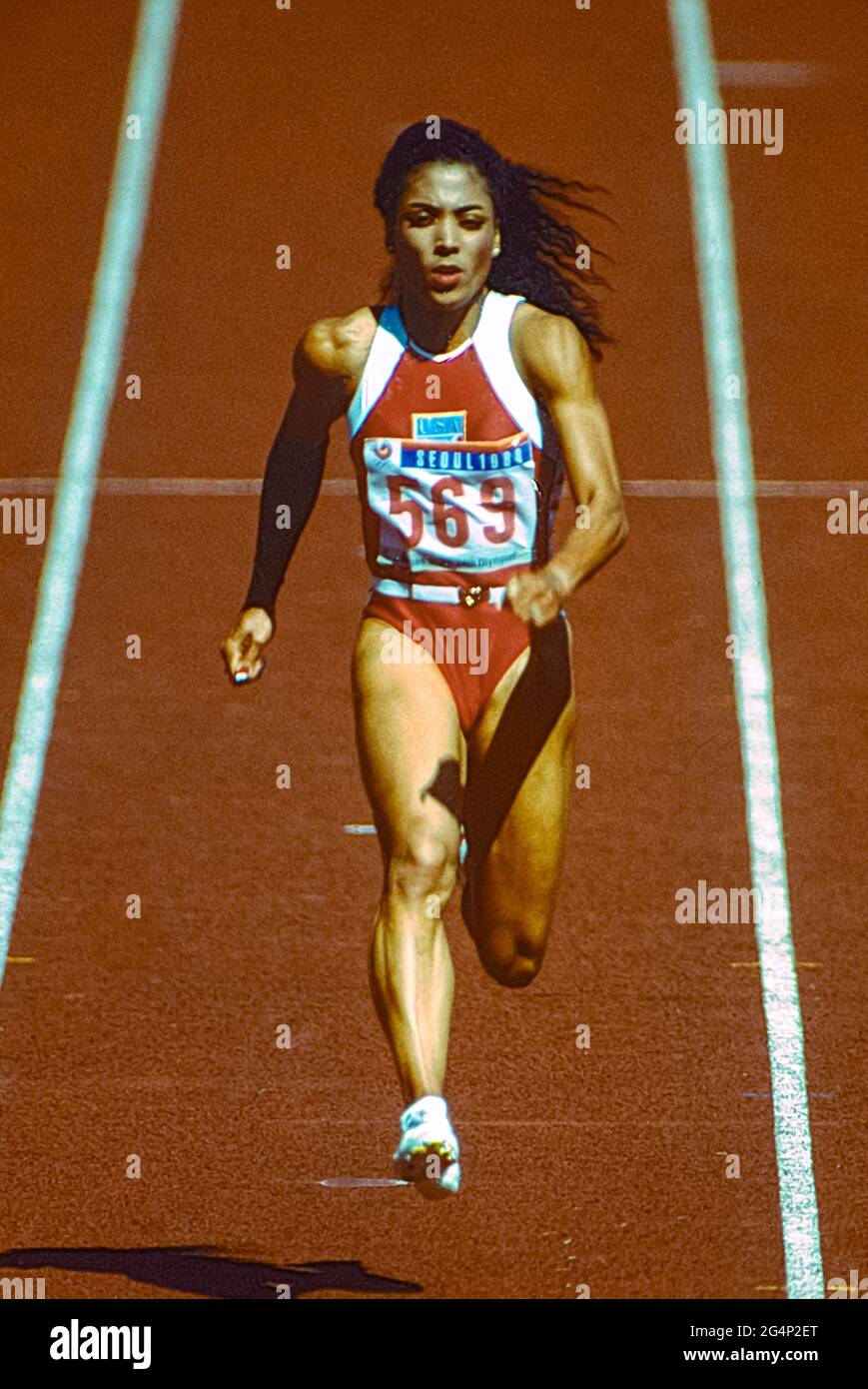 Florence Griffith Joyner (USA) gewinnt die Goldmedaille im 100-m-Finale der Frauen bei den Olympischen Sommerspielen 1988. Stockfoto