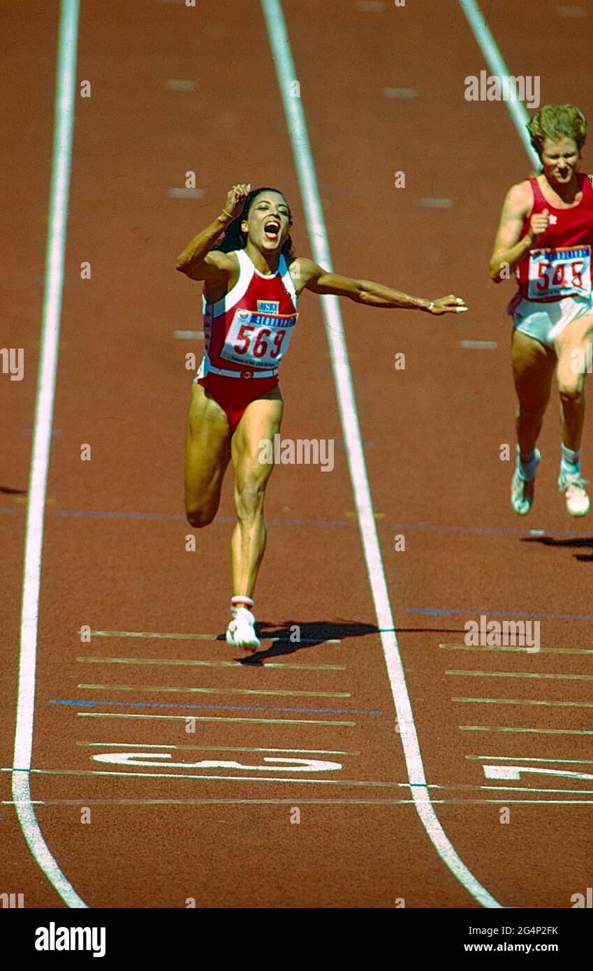Florence Griffith Joyner (USA) gewinnt die Goldmedaille im 100-m-Finale der Frauen bei den Olympischen Sommerspielen 1988. Stockfoto