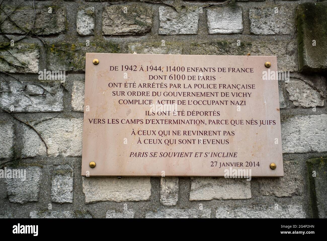 Denkmal für die Kinder, die von der französischen Polizei auf Befehl der von den Nazis besetzten Regierung aus Paris in Konzentrationslager deportiert wurden. Stockfoto