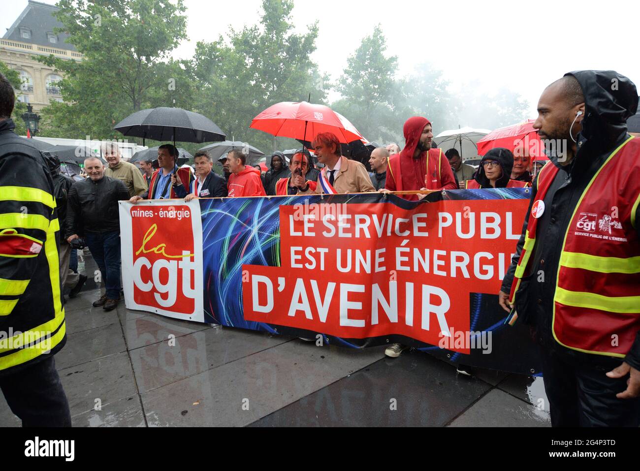 Paris-Demo für einen öffentlichen Energiedienst. Hunderte von Demonstranten trotzten dem Regen vom Place de la Nation, um Nein zum Projekt "Hercule" zu sagen Stockfoto