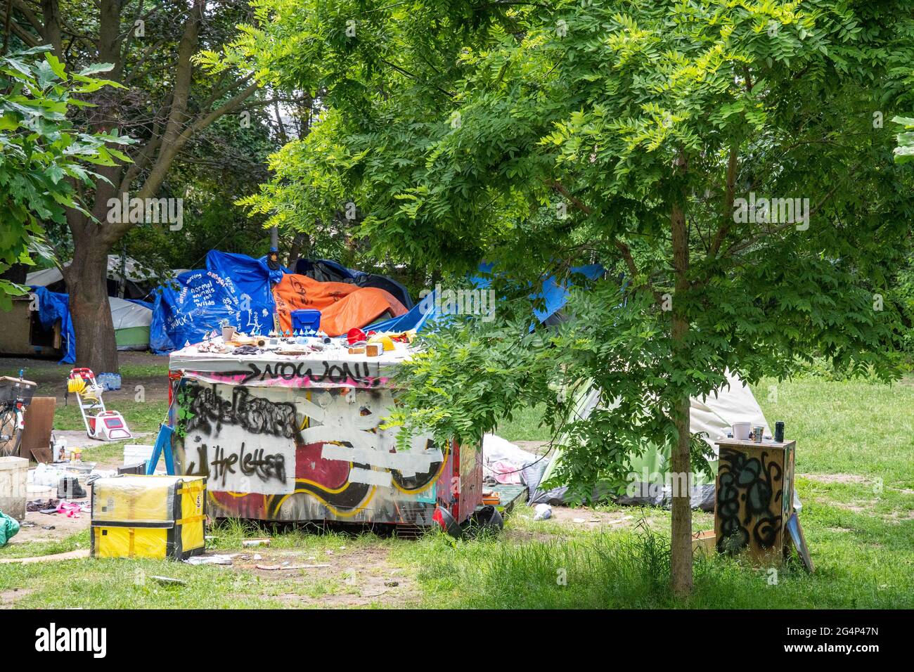 Die Polizei und Sicherheitskräfte von Toronto räumen ein Obdachlosenlager im Trinity Bellwoods Park, Kanada, aus. Stockfoto