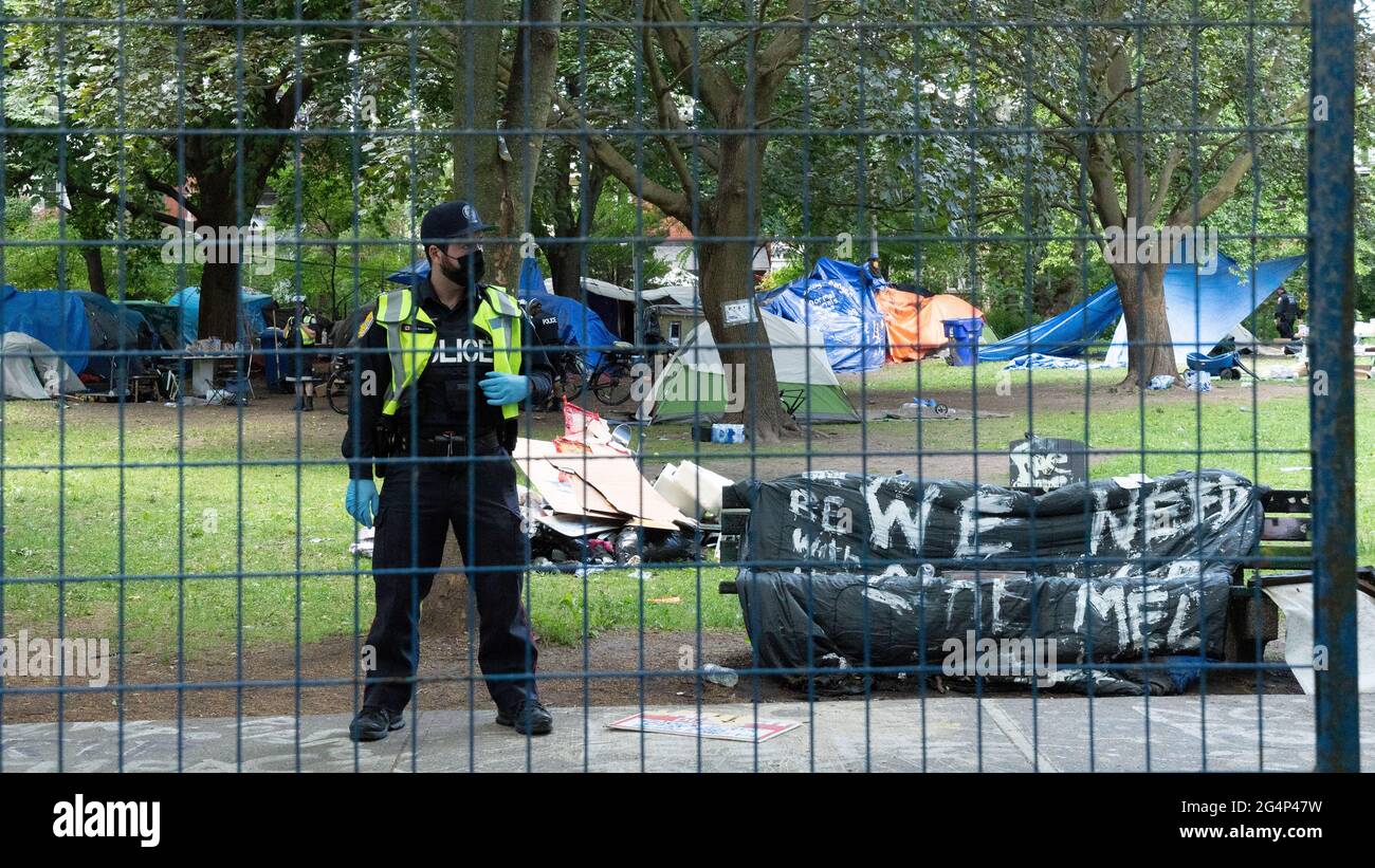 Die Polizei und Sicherheitskräfte von Toronto räumen ein Obdachlosenlager im Trinity Bellwoods Park, Kanada, aus. Stockfoto