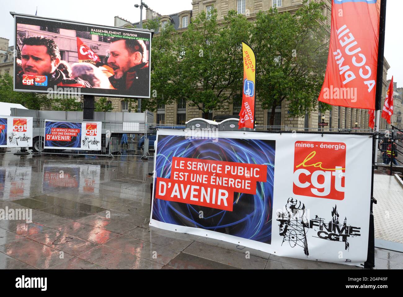 Paris-Demo für einen öffentlichen Energiedienst. Hunderte von Demonstranten trotzten dem Regen vom Place de la Nation, um Nein zum Projekt "Hercule" zu sagen Stockfoto