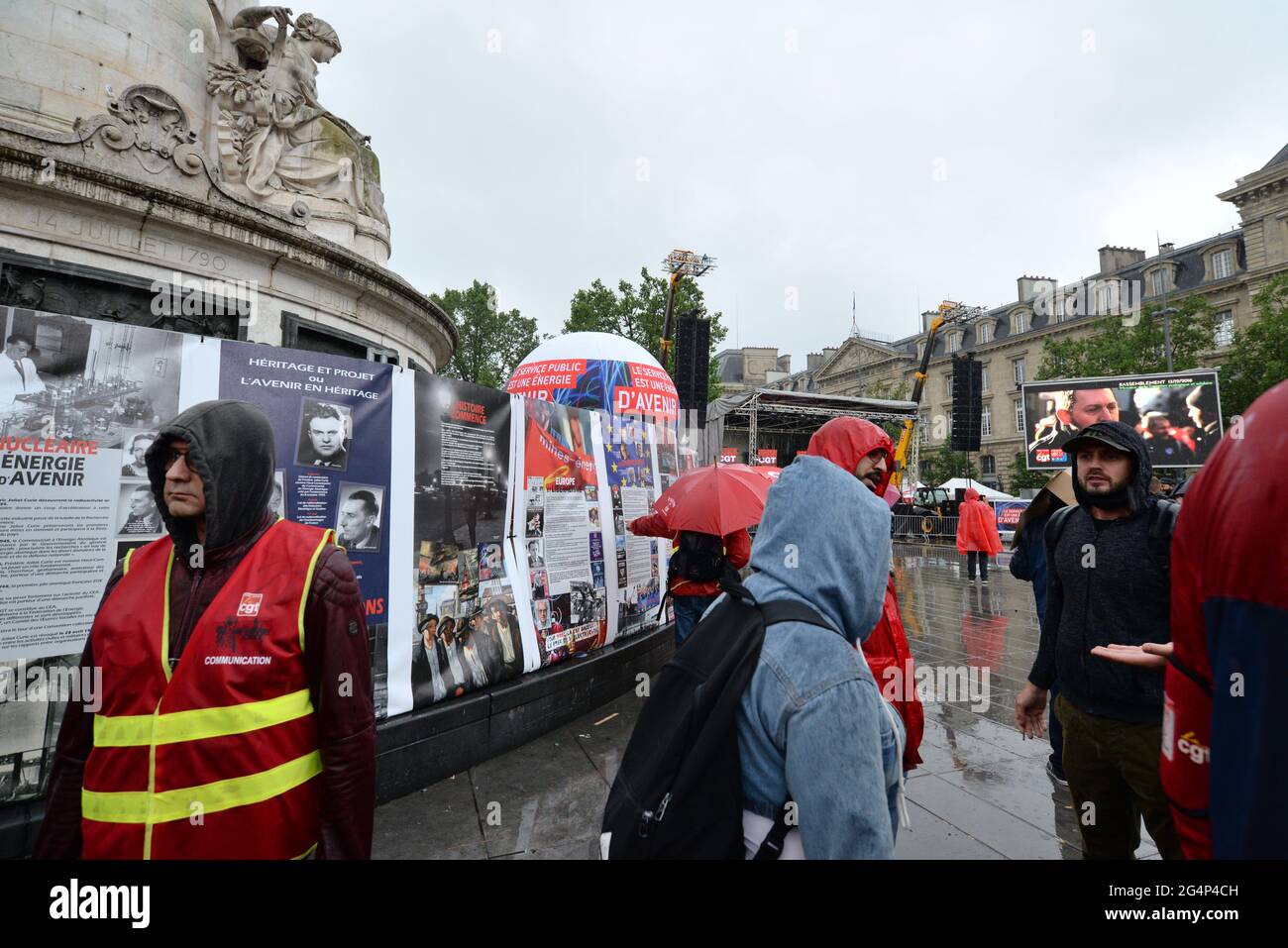Paris-Demo für einen öffentlichen Energiedienst. Hunderte von Demonstranten trotzten dem Regen vom Place de la Nation, um Nein zum Projekt "Hercule" zu sagen Stockfoto