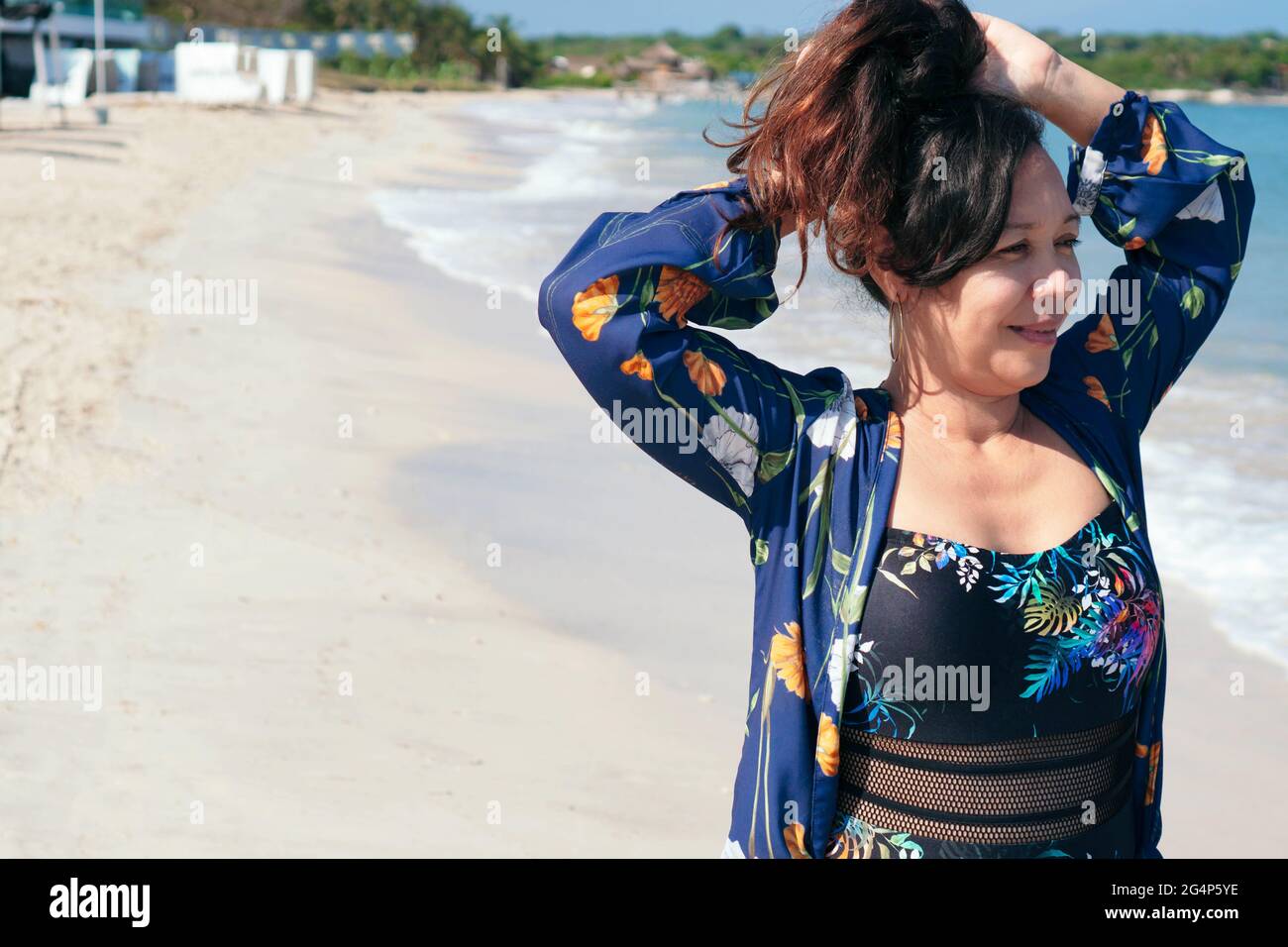 Frau, die ihre Freizeit am Strand verbringt. Sommerstimmung. Stockfoto