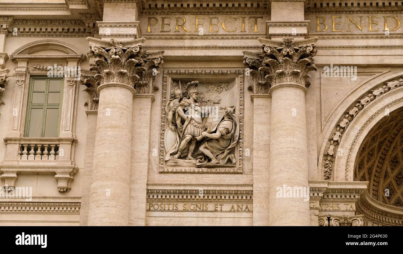 Rom, Trevi-Viertel. Detail des Palazzo Poli, Hintergrund des Trevi-Brunnens. Skulptur von Marco Agrippa, die den Bau des Aquädukts anordnet. Stockfoto