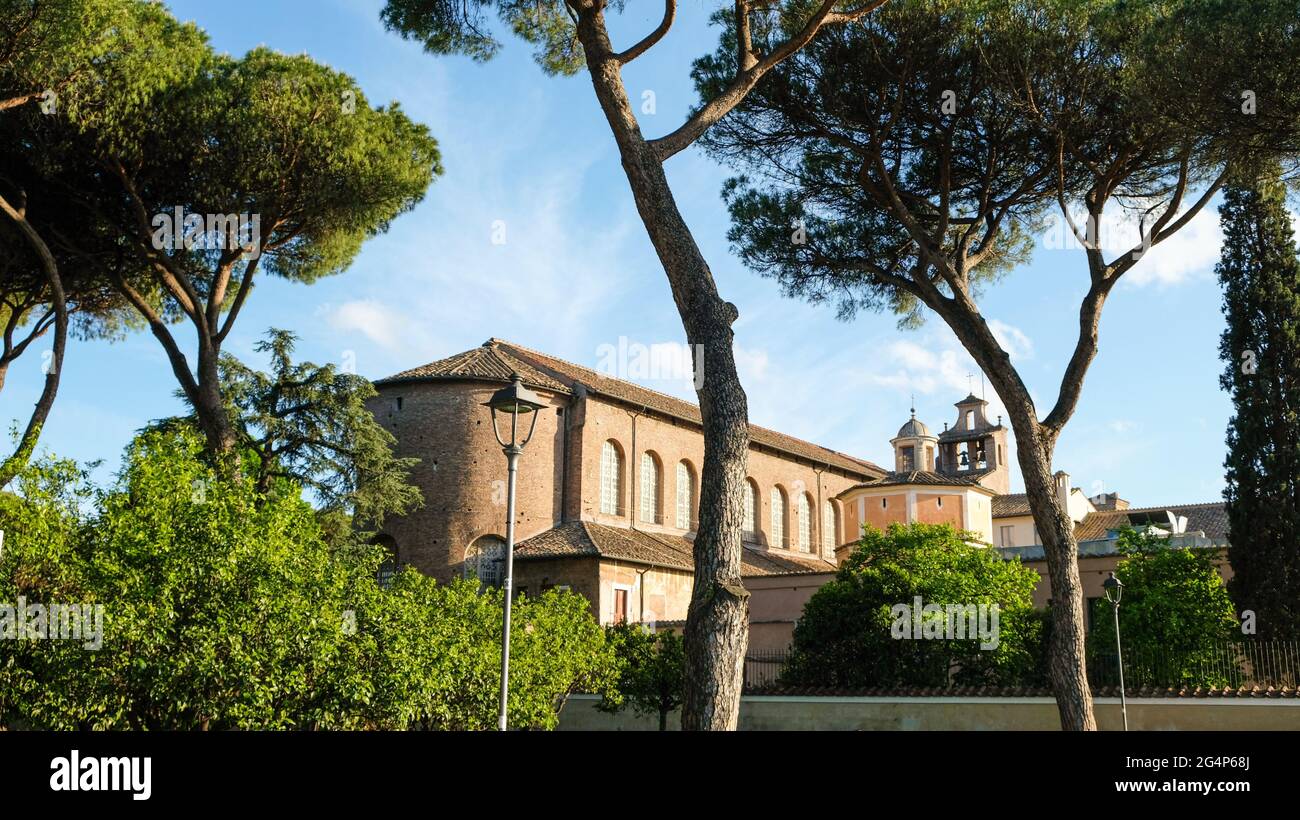 Rom. Blick auf die Rückseite der Basilica di Santa Sabina auf dem Aventin-Hügel, vom Orangengarten. Stockfoto