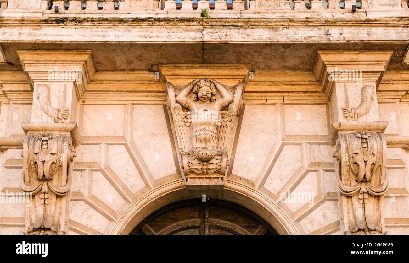 Rom, Stadtteil Trastevere. Palazzo di San Callisto. Details des oberen Teils des Eingangs vor der Piazza di Santa Maria. Stockfoto