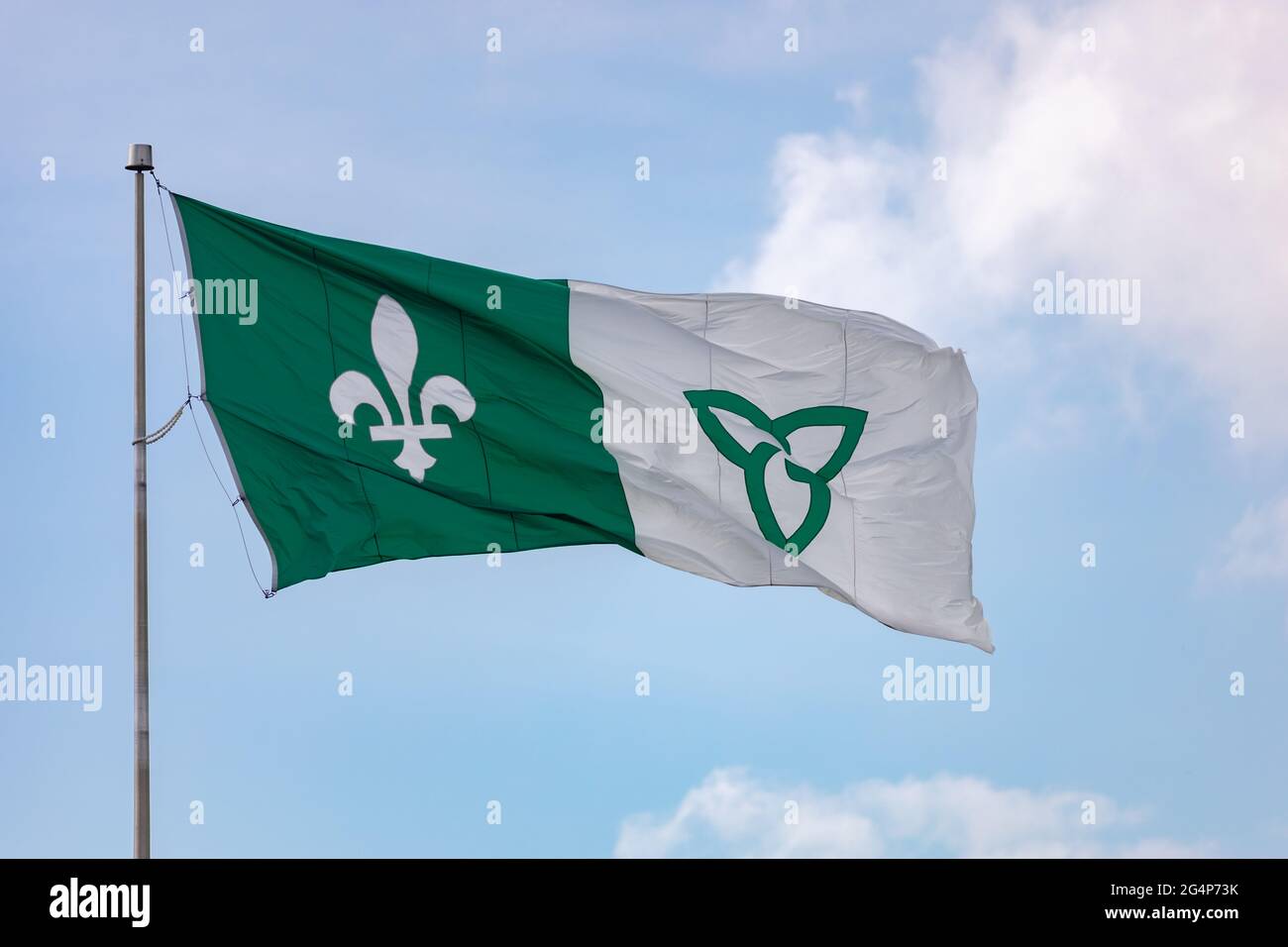 Hawkesbury, Ontario, Kanada - 21. Juni 2021: Die französisch-ontarische Flagge, die französisches kanadisches Erbe in Teilen von Ontario repräsentiert, fliegt auf einem Fahnenmast Stockfoto