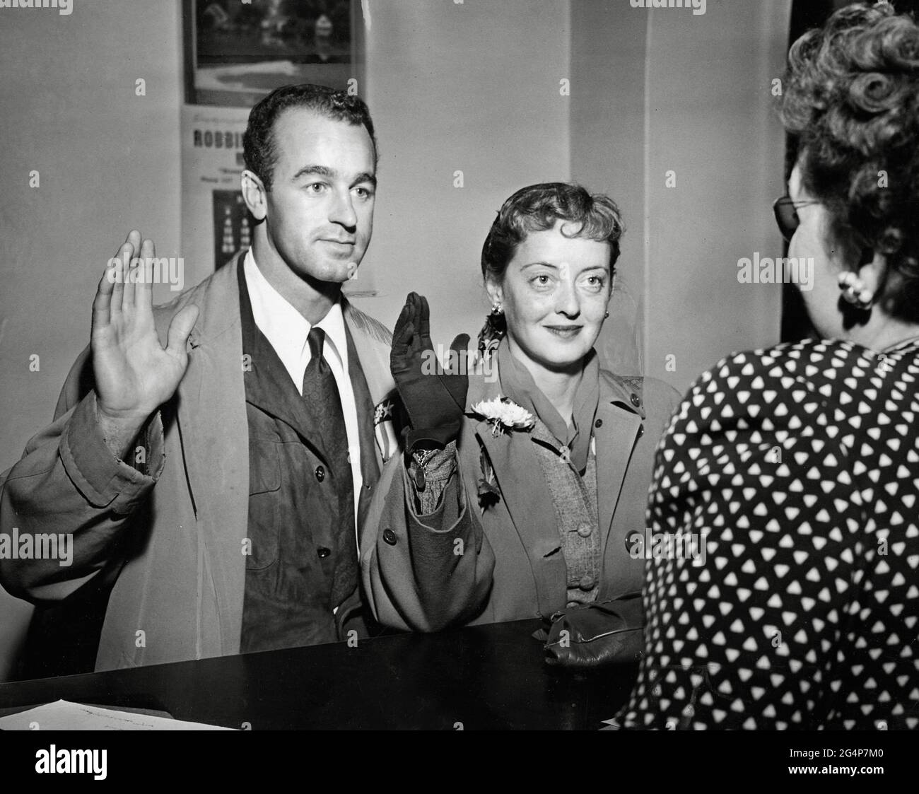 Bette Davis und William Grant Sherry erhalten ihre Heiratslizenz, 1945 /  Aktenzeichen # 34145-351THA Stockfotografie - Alamy