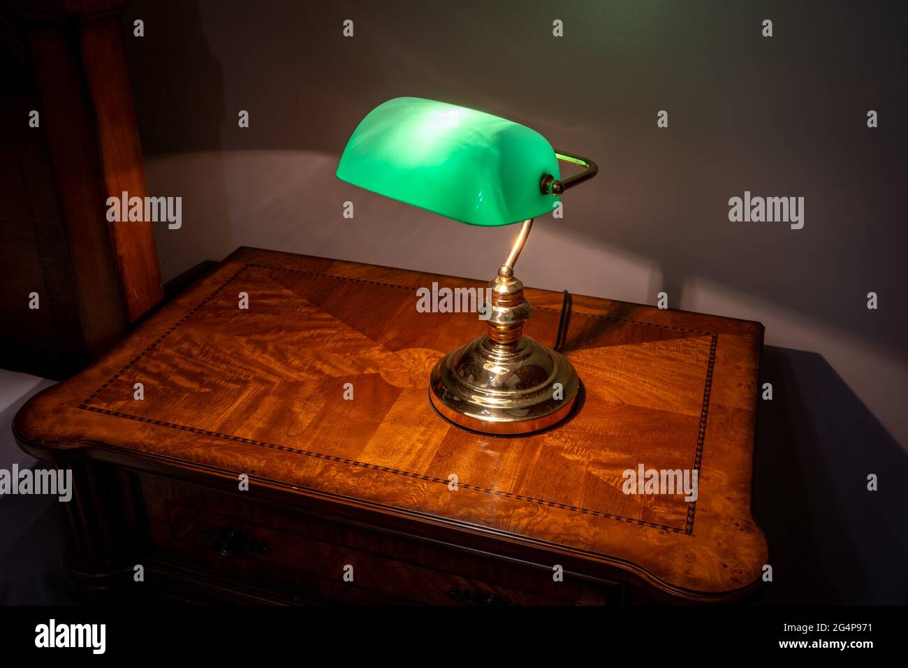 Vintage Retro Tischleuchte mit grünem Schirm und elektrischer Glühbirne Stockfoto