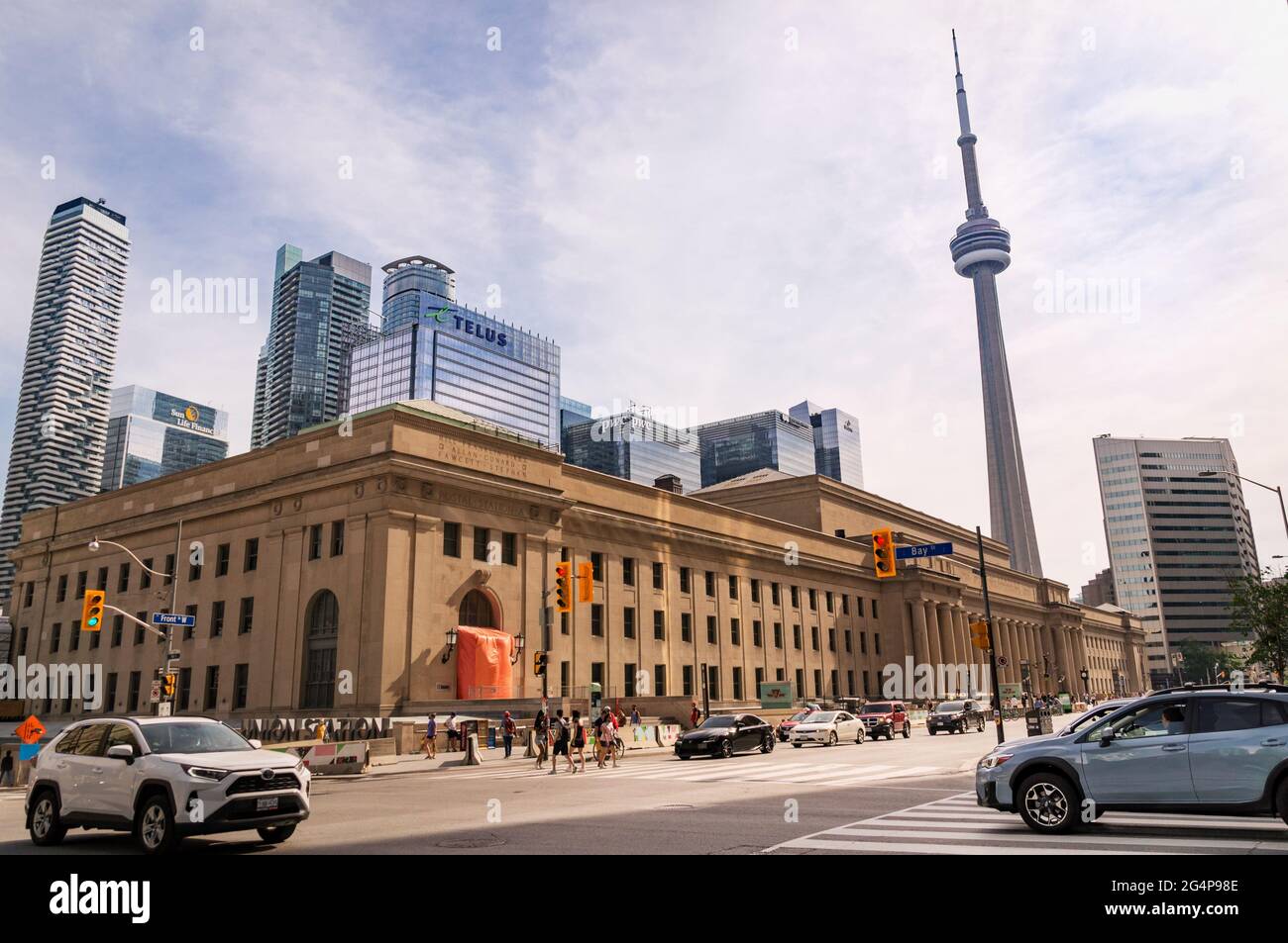 TORONTO, KANADA - 06 05 2021: Sonniger Sommerblick mit Union Station Gebäude im Vordergrund, CN Tower und gläsernen Wolkenkratzern in der Innenstadt Stockfoto