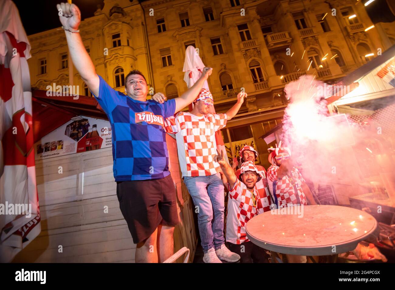 Kroatien, 22/06/2021, die Atmosphäre auf dem Ban Josip Jelacic Platz während eines Fußballspiels zwischen Kroatien und Schottland bei der Euro 2020, um zur Runde von 16 vorzurücken. Fans feiern Kroatien 3-1 Sieg über Schottland und Vorsprung auf die Runde von 16. Stockfoto