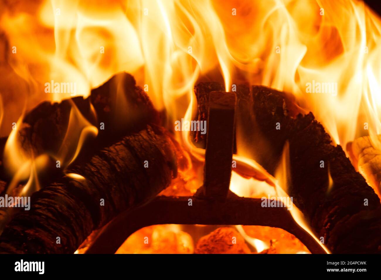 Traditioneller Gemauerter Pita Ofen Brennendes Holz Und Flammen Im Kamin Stockfotografie Alamy