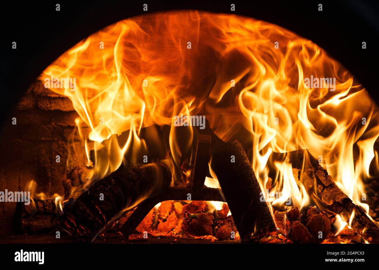 Traditioneller gemauerter Pita-Ofen, brennendes Holz und Flammen im ...