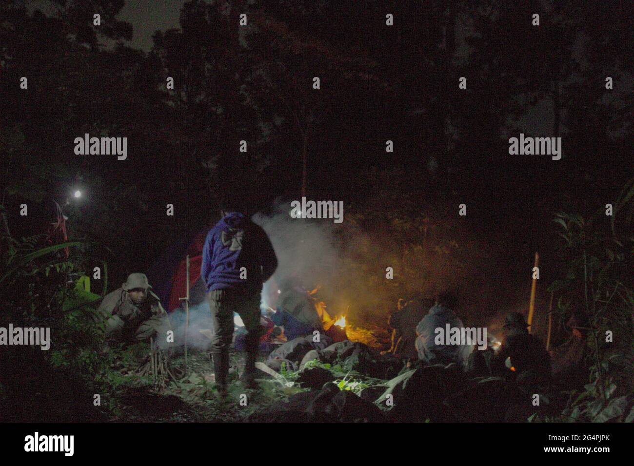 Mount Salak, West-Java, Indonesien. 11.Mai 2012. Such und rette während der Suchmission für das Sukhoi Superjet 100 (SSJ-100) Flugzeug, das am 9. Mai in der Region abgestürzt ist, kochende personen während der Ruhephase. Stockfoto