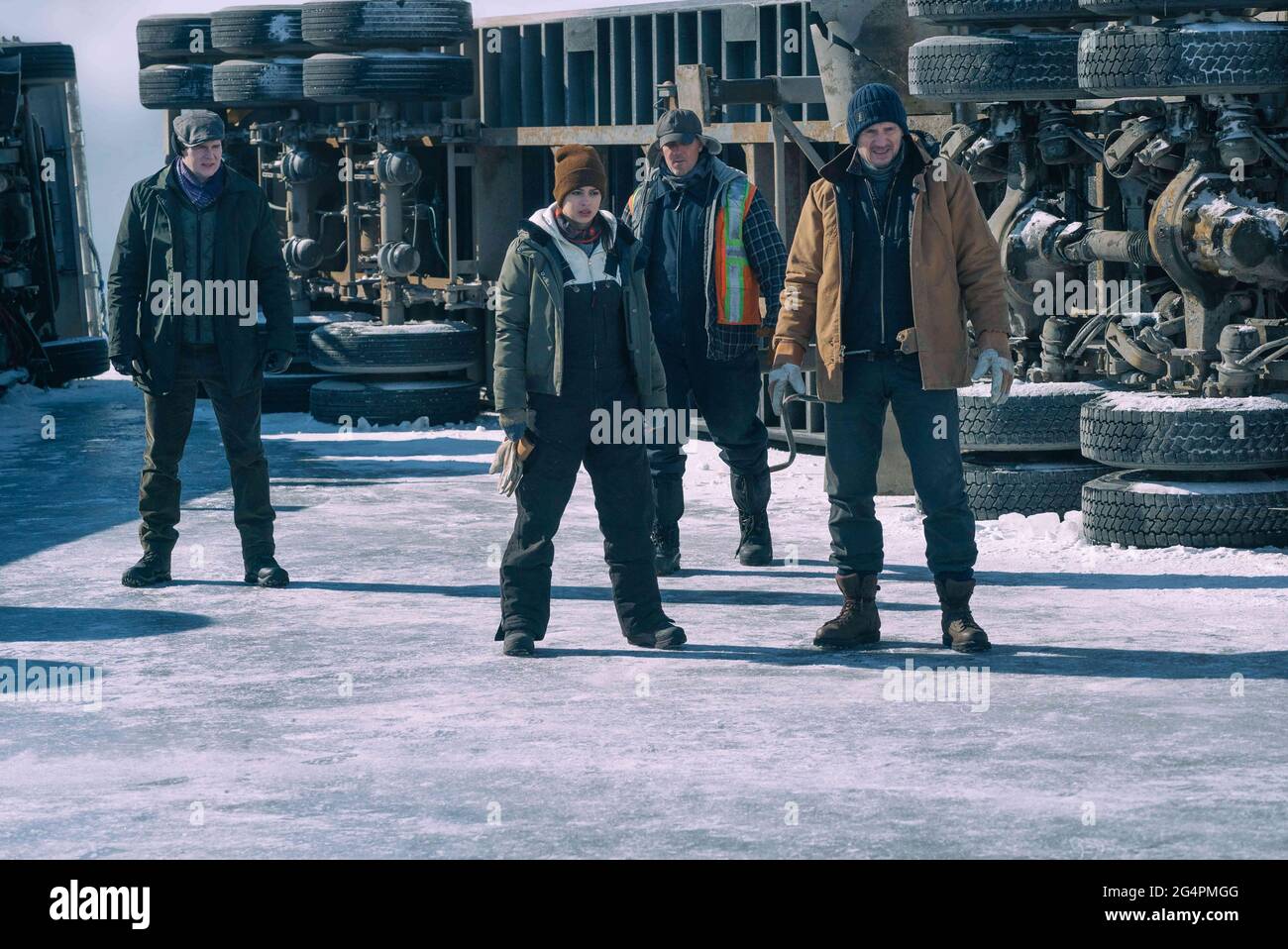 VERÖFFENTLICHUNG: 25. Juni 2021 TITEL: The Ice Road STUDIO: Netflix REGIE: Jonathan Hensleigh PLOT: Nachdem eine abgelegene Diamantenmine in den nördlichen Regionen Kanadas zusammenbricht, führt ein Eisfahrer eine unmögliche Rettungsmission über einem gefrorenen Ozean, um das Leben der gefangenen Bergleute zu retten. MIT Benjamin Walker, Amber Midthunder, Marcus Thomas und Liam Neeson. (Kreditbild: © Netflix/Entertainment Picturs) Stockfoto