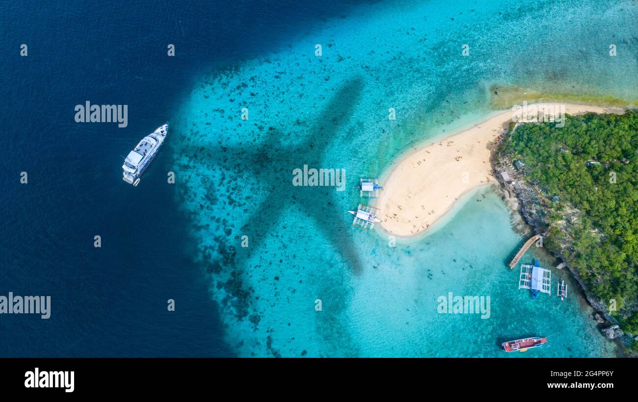 Ein Luftbild mit dem Schatten eines Flugzeugs auf der Sandbank vor der Ecke der Insel Sumion, einer winzigen Insel der Küste von Bancogon, Oslob, Cebu, Ph Stockfoto