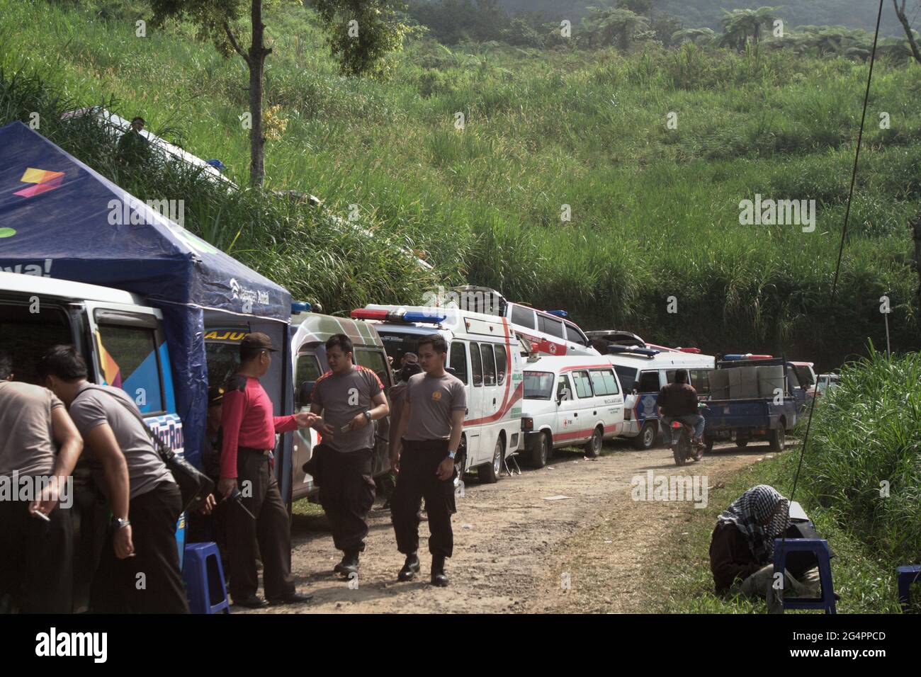 Mount Salak, West-Java, Indonesien. 11.Mai 2012. Eine Reihe von Krankenwagen am Fuße des Mount Salak während der Such- und Rettungsmission für das Sukhoi Superjet 100 (SSJ-100) Flugzeug, das am 9. Mai auf dem Berg abgestürzt ist. Stockfoto