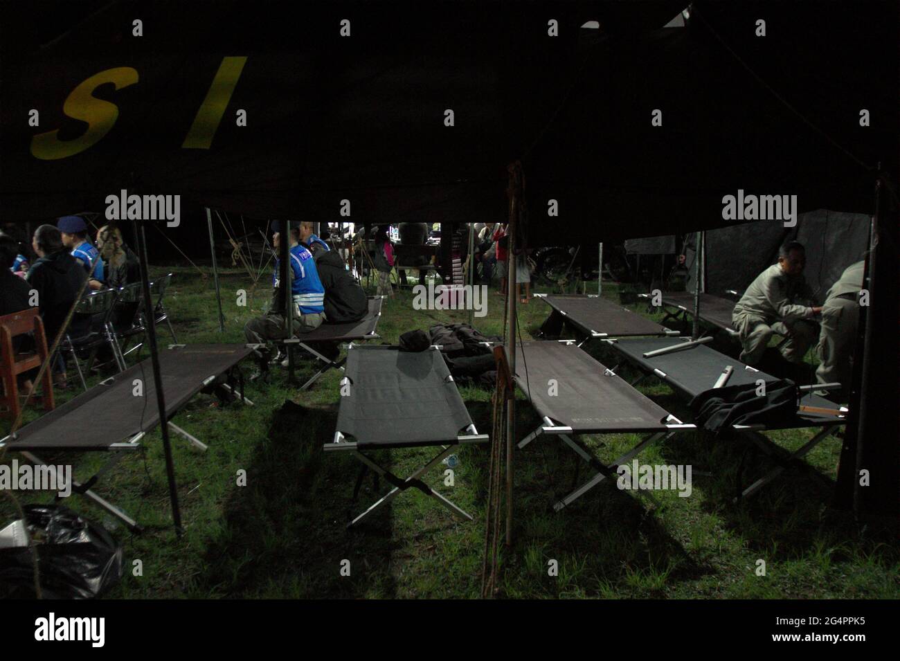 Mount Salak, West-Java, Indonesien. 11.Mai 2012. Ein Zelt, das von der Polizei in einem Dorf am Fuße des Mount Salak während der Such- und Rettungsmission für das Sukhoi Superjet 100 (SSJ-100)-Flugzeug gebaut wurde, das am 9. Mai in der Region abstürzte. Stockfoto