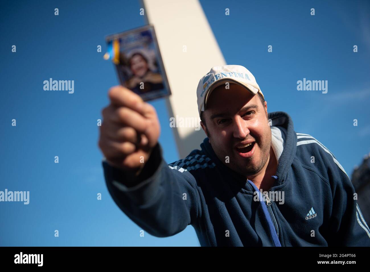 Buenos Aires, Argentinien. Januar 2022. Ein Mann mit einem Bild von Diego Maradona sah Obelisk angeschrien.um 16:09 Uhr, genau zu der Zeit, als der Argentinier Diego Armando Maradona bei der Weltmeisterschaft 1986 in Mexiko das zweite Tor gegen die Engländer erzielte, wurde eine Hommage an 35 Jahre des historischen Moments gehalten. Die Argentinier gingen auf die Straße und riefen ‘Tor'. Kredit: SOPA Images Limited/Alamy Live Nachrichten Stockfoto