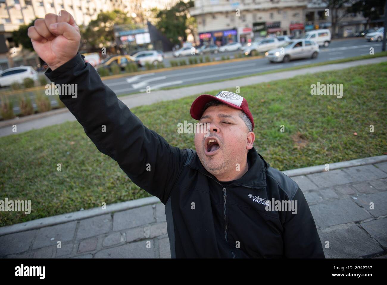 Buenos Aires, Argentinien. Juni 2021. Ein Mann sah Obelisk angeschrien.um 16:09 Uhr, genau zu der Zeit, als der Argentinier Diego Armando Maradona bei der Weltmeisterschaft 1986 in Mexiko das zweite Tor gegen die Engländer erzielte, wurde eine Hommage an 35 Jahre des historischen Moments gehalten. Die Argentinier gingen auf die Straße und riefen ‘Tor'. Kredit: SOPA Images Limited/Alamy Live Nachrichten Stockfoto