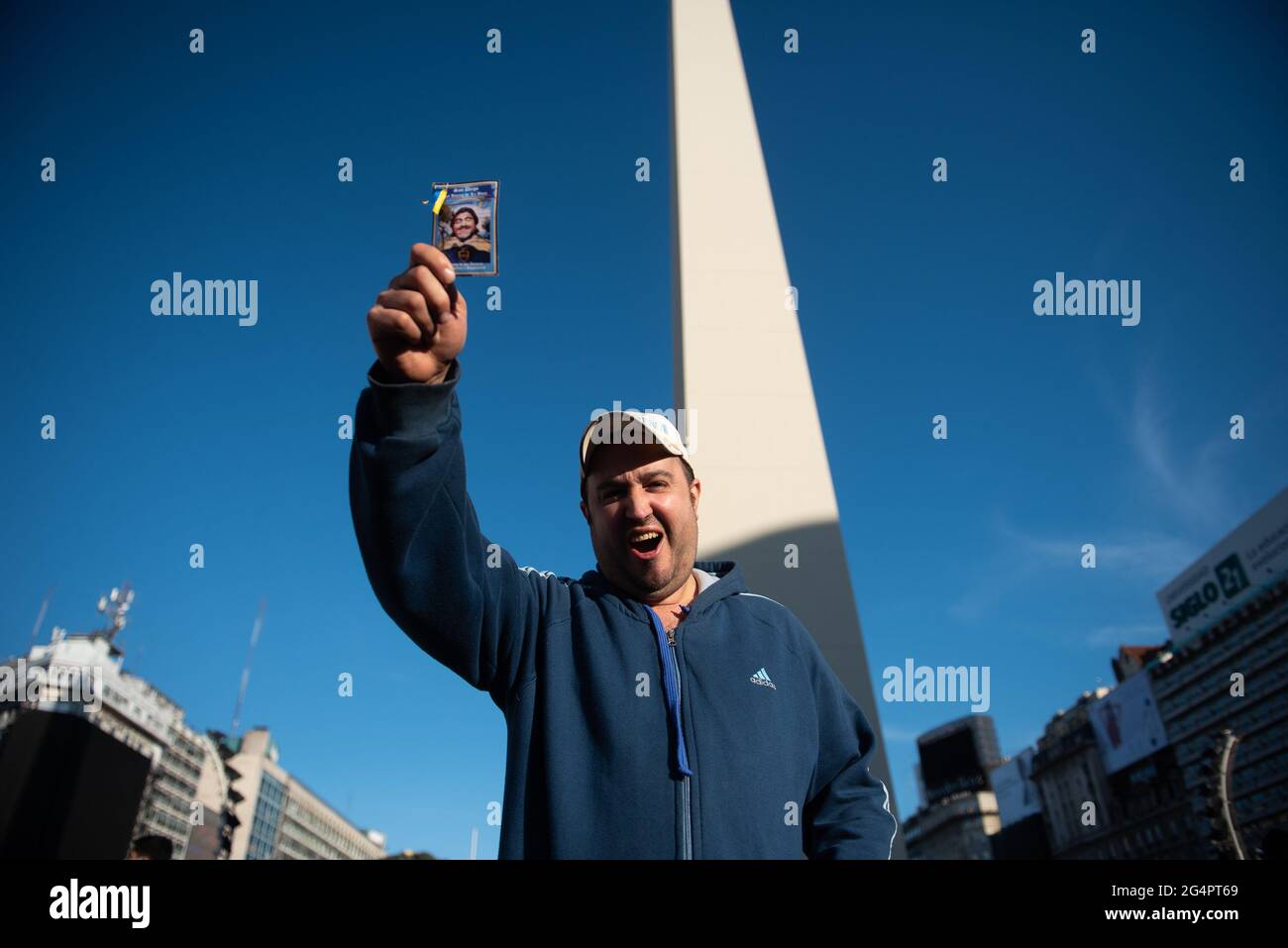 Buenos Aires, Argentinien. Januar 2022. Ein Mann mit einem Bild von Diego Maradona sah Obelisk angeschrien.um 16:09 Uhr, genau zu der Zeit, als der Argentinier Diego Armando Maradona bei der Weltmeisterschaft 1986 in Mexiko das zweite Tor gegen die Engländer erzielte, wurde eine Hommage an 35 Jahre des historischen Moments gehalten. Die Argentinier gingen auf die Straße und riefen ‘Tor'. Kredit: SOPA Images Limited/Alamy Live Nachrichten Stockfoto