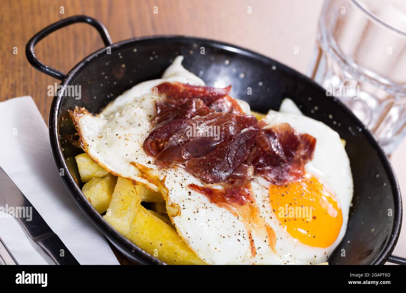 Zerbrochene Eier mit Jabugo-Schinken Stockfoto