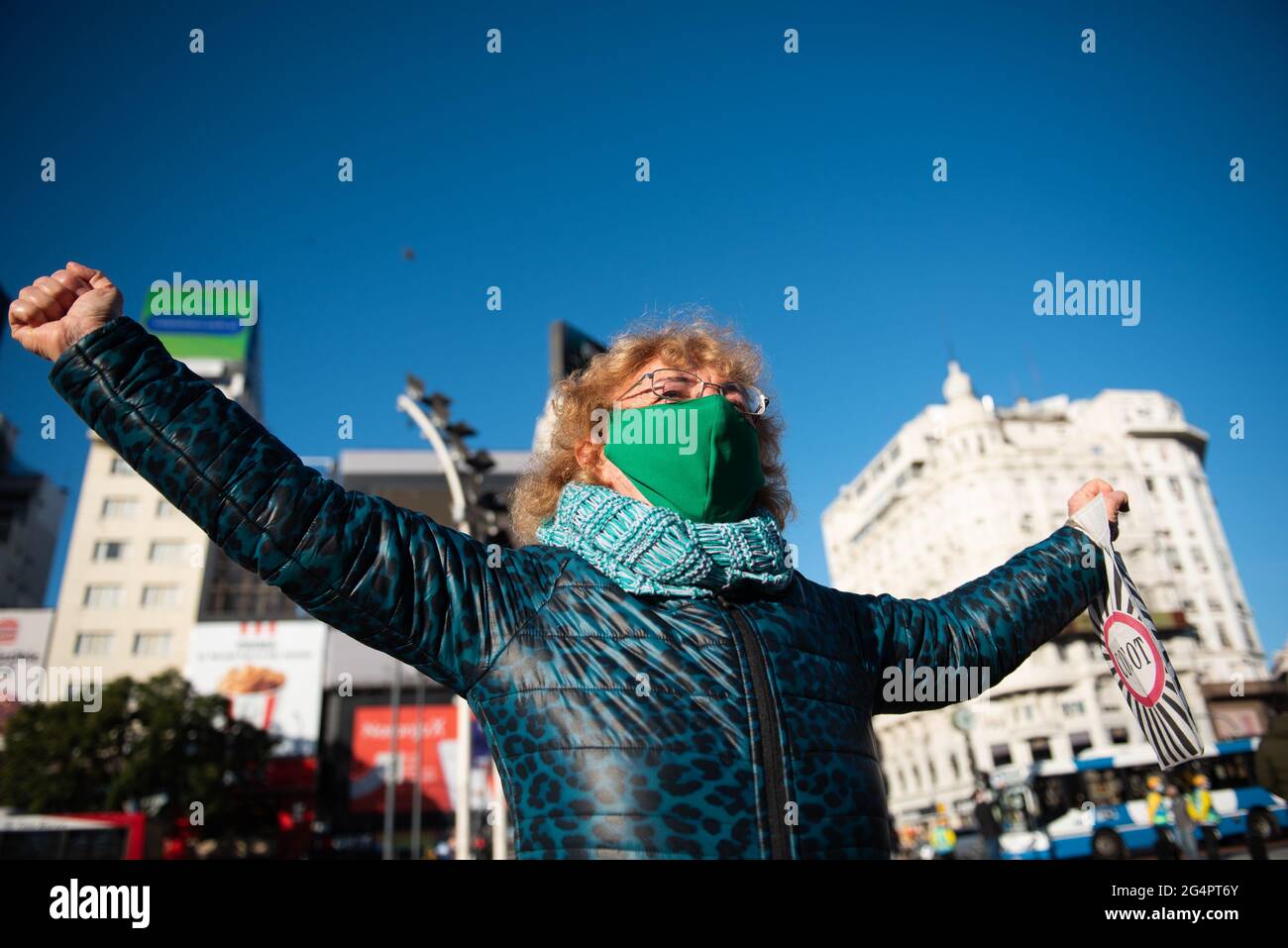 Buenos Aires, Argentinien. Juni 2021. Eine Frau sah, wie sie Obelisk anschrie.um 16:09 Uhr, genau zu der Zeit, als der Argentinier Diego Armando Maradona bei der Weltmeisterschaft 1986 in Mexiko das zweite Tor gegen die Engländer erzielte, wurde eine Hommage an 35 Jahre des historischen Moments gehalten. Die Argentinier gingen auf die Straße und riefen ‘Tor'. Kredit: SOPA Images Limited/Alamy Live Nachrichten Stockfoto