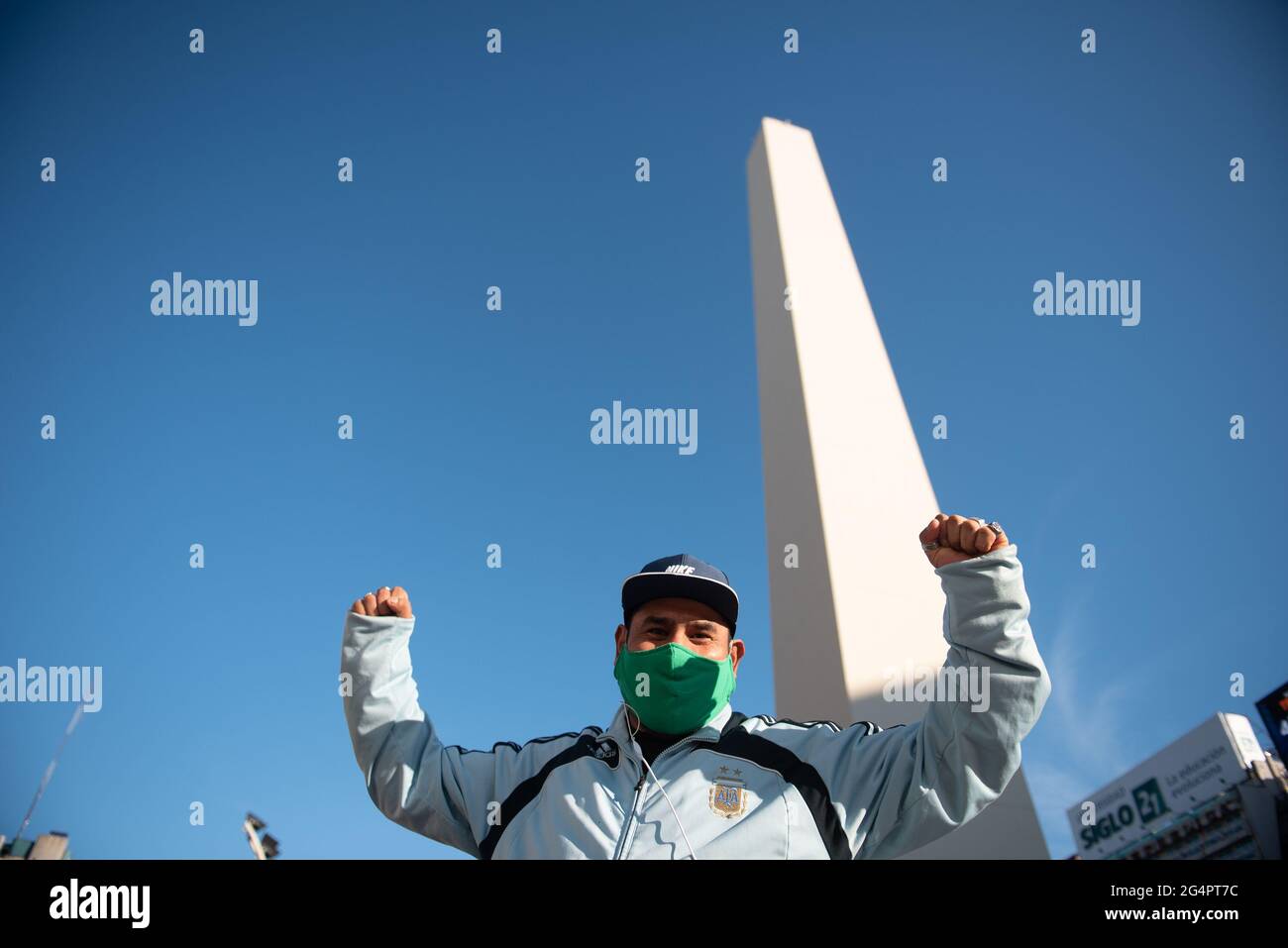 Buenos Aires, Argentinien. Juni 2021. Ein Mann sah Obelisk angeschrien.um 16:09 Uhr, genau zu der Zeit, als der Argentinier Diego Armando Maradona bei der Weltmeisterschaft 1986 in Mexiko das zweite Tor gegen die Engländer erzielte, wurde eine Hommage an 35 Jahre des historischen Moments gehalten. Die Argentinier gingen auf die Straße und riefen ‘Tor'. (Foto: Manuel Cortina/SOPA Images/Sipa USA) Quelle: SIPA USA/Alamy Live News Stockfoto