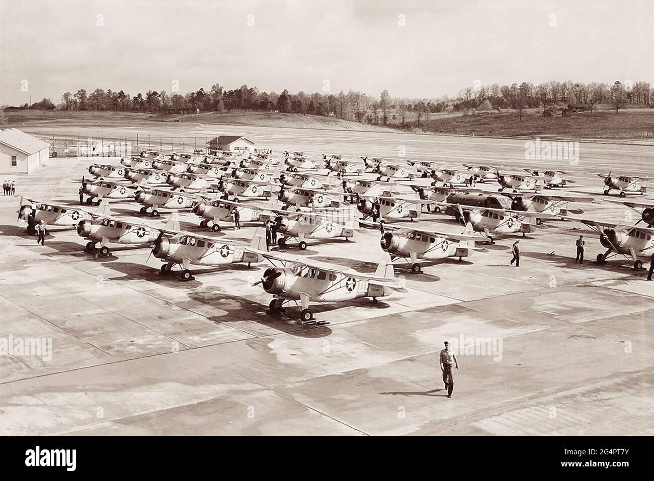 Trainingsflugzeug des Zweiten Weltkriegs, das auf dem Asphalt der Atlanta Naval Air Station – dem aktuellen Standort des Flughafens Peachtree-Dekalb in Chamblee, Georgia, stattfand. (Foto: 15. April 1944) Stockfoto