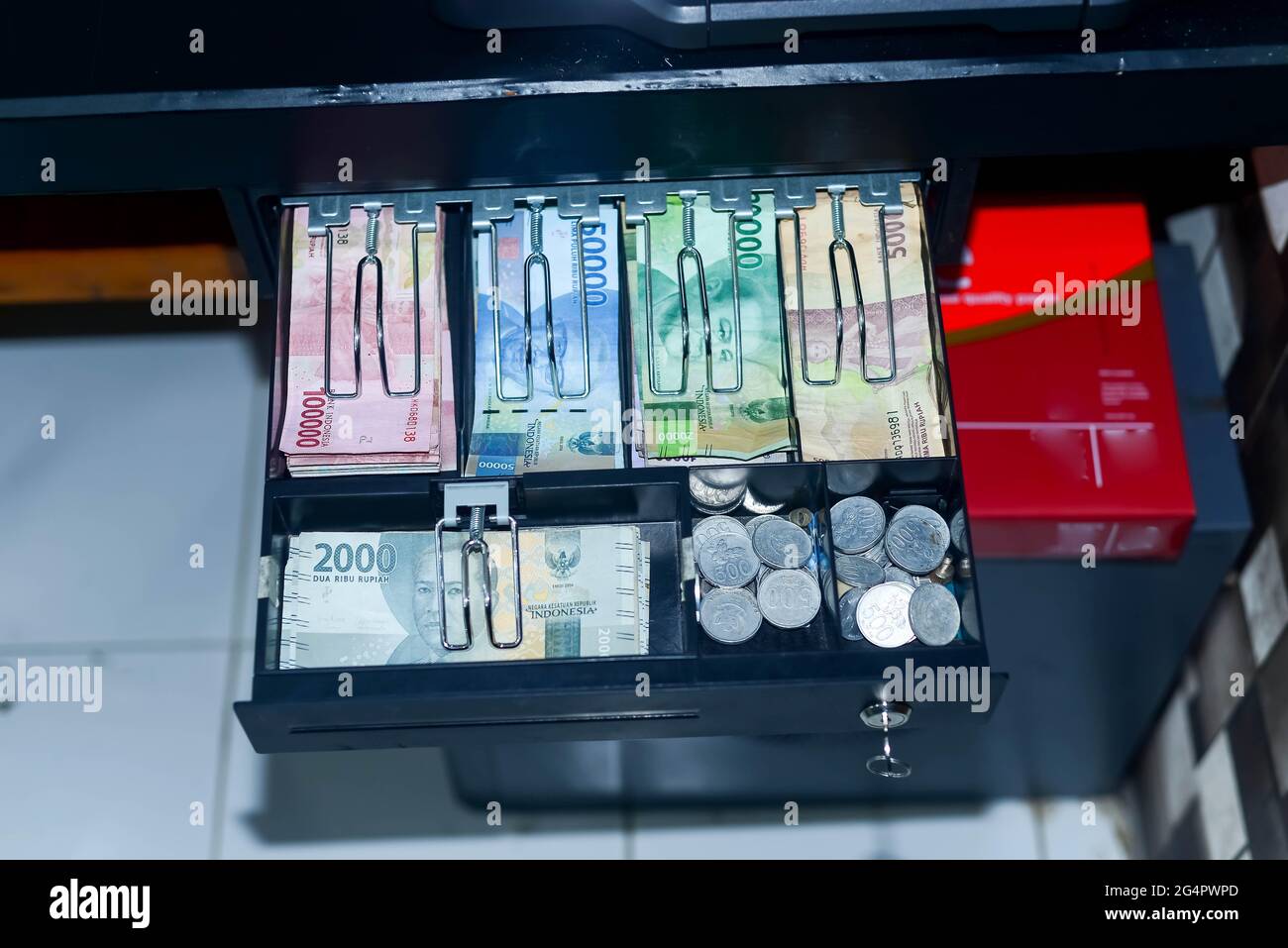 Verschiedene Arten indonesischer Rupiah-Konfessionen befinden sich in der Kassenschublade, dieses Foto wurde am 23. Juni 2021 aufgenommen Stockfoto