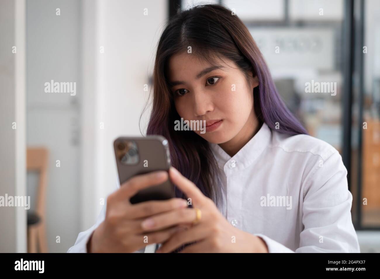 Eine Geschäftsfrau vervollständigt KYC mithilfe eines Online-Banking-Programms, um ein digitales Sparkonto zu eröffnen. Die Definition von Cyber-Sicherheit. Stockfoto