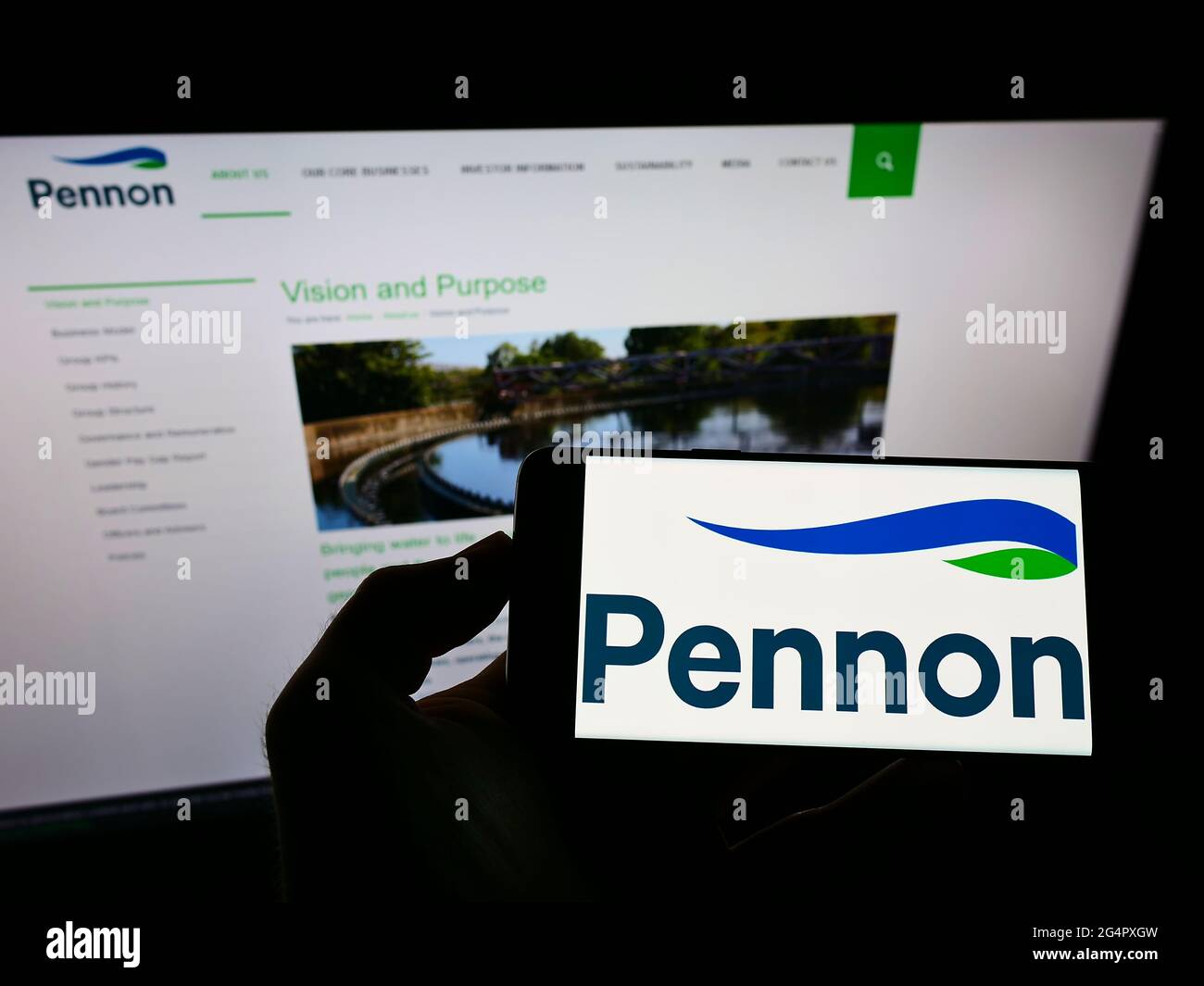 Person, die ein Smartphone mit dem Logo des britischen Wasserversorgungsunternehmens Pennon Group plc auf dem Bildschirm vor der Website hält. Konzentrieren Sie sich auf die Telefonanzeige. Stockfoto
