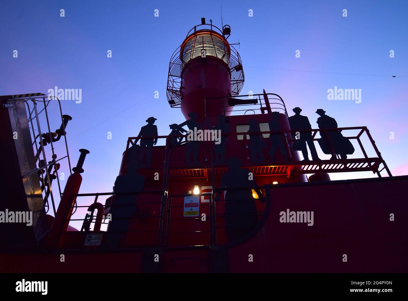 23/06/2021 Gravesend UK Dawn hinterleuchtet die Silhouetten-Kunstinstallation von LV 21 in der „Emination of the Windrush Generation“. Stockfoto