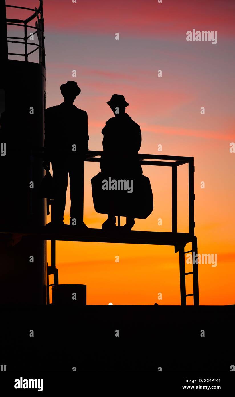 23/06/2021 Gravesend UK Dawn hinterleuchtet die Silhouetten-Kunstinstallation von LV 21 in der „Emination of the Windrush Generation“. Stockfoto