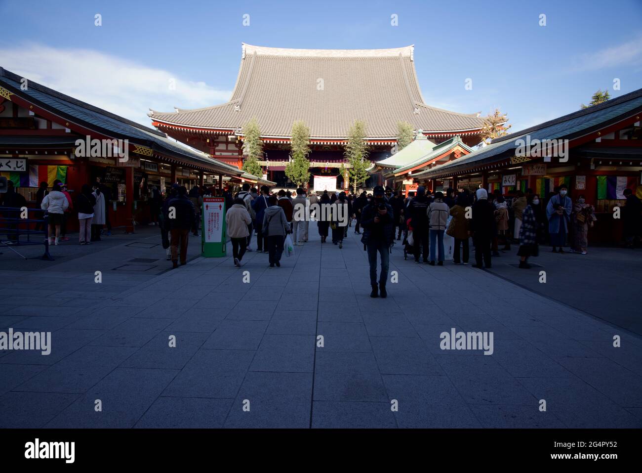 Besucher im Sensoji-Tempel, Asakusa, während der Neujahrsfeier Japans. Die Menge war aufgrund der Covid-19-Pandemie viel weniger als in normalen Jahren Stockfoto