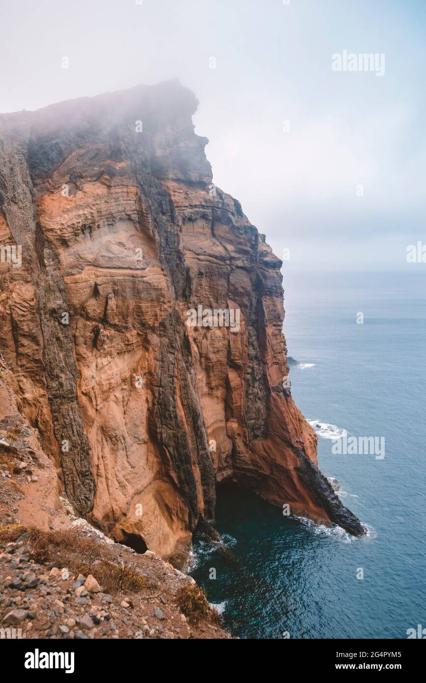 Steile Felsklippe auf der Insel Madeira am nebligen Morgen Stockfoto