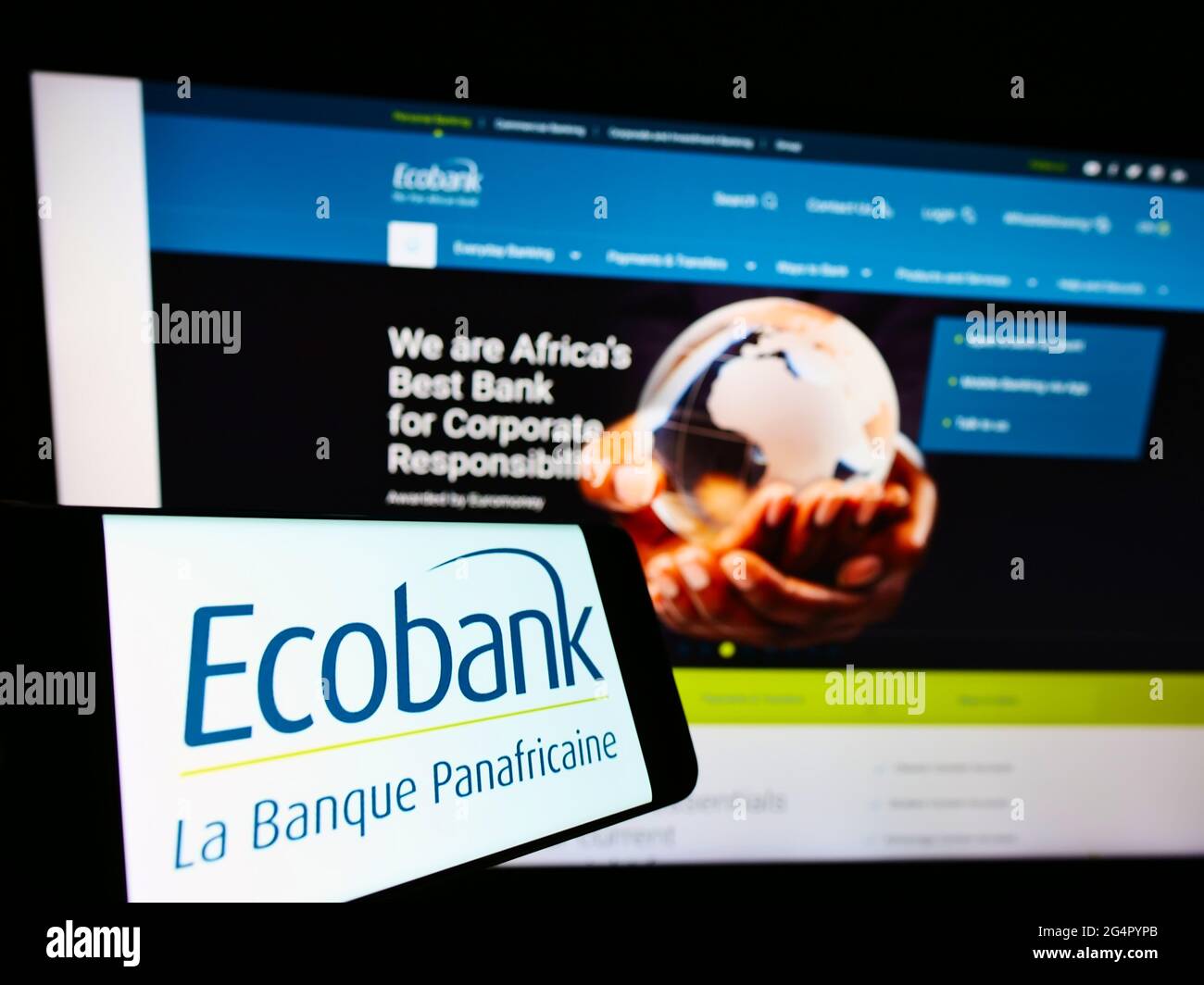 Smartphone mit Logo der afrikanischen Bank Ecobank Transnational Inc. Auf dem Bildschirm vor der Business-Website. Konzentrieren Sie sich auf die Mitte rechts des Telefondisplays. Stockfoto