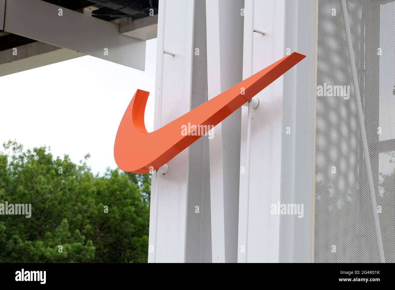 Das Nike Swoosh-Logo am Dienstag, den 22. Juni 2021 in Beaverton, Ore. Stockfoto