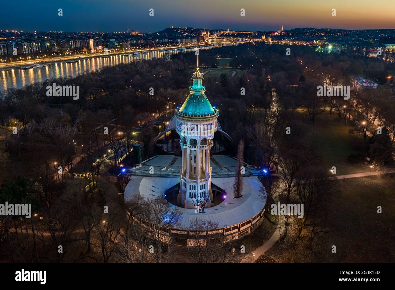 Budapest, Ungarn - Luftaufnahme des erilluminierten Wasserturms der Margareteninsel (Margitszigeti Szabadteri Szinpad) in der Abenddämmerung mit klarem b Stockfoto