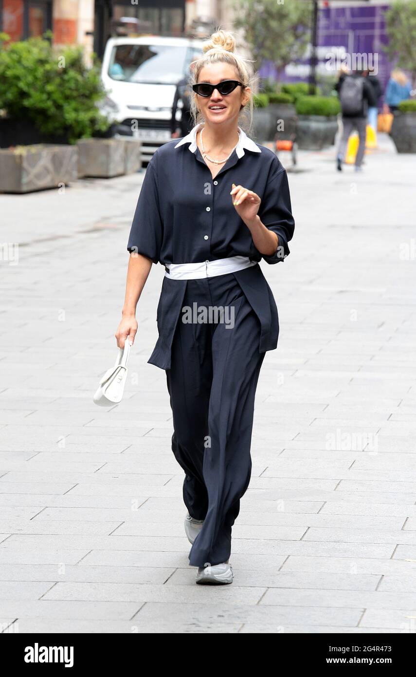 22. Jun 2021 - London, England, UK - Ashley Roberts verlässt heute Morgen die Global Radio Studios Stockfoto