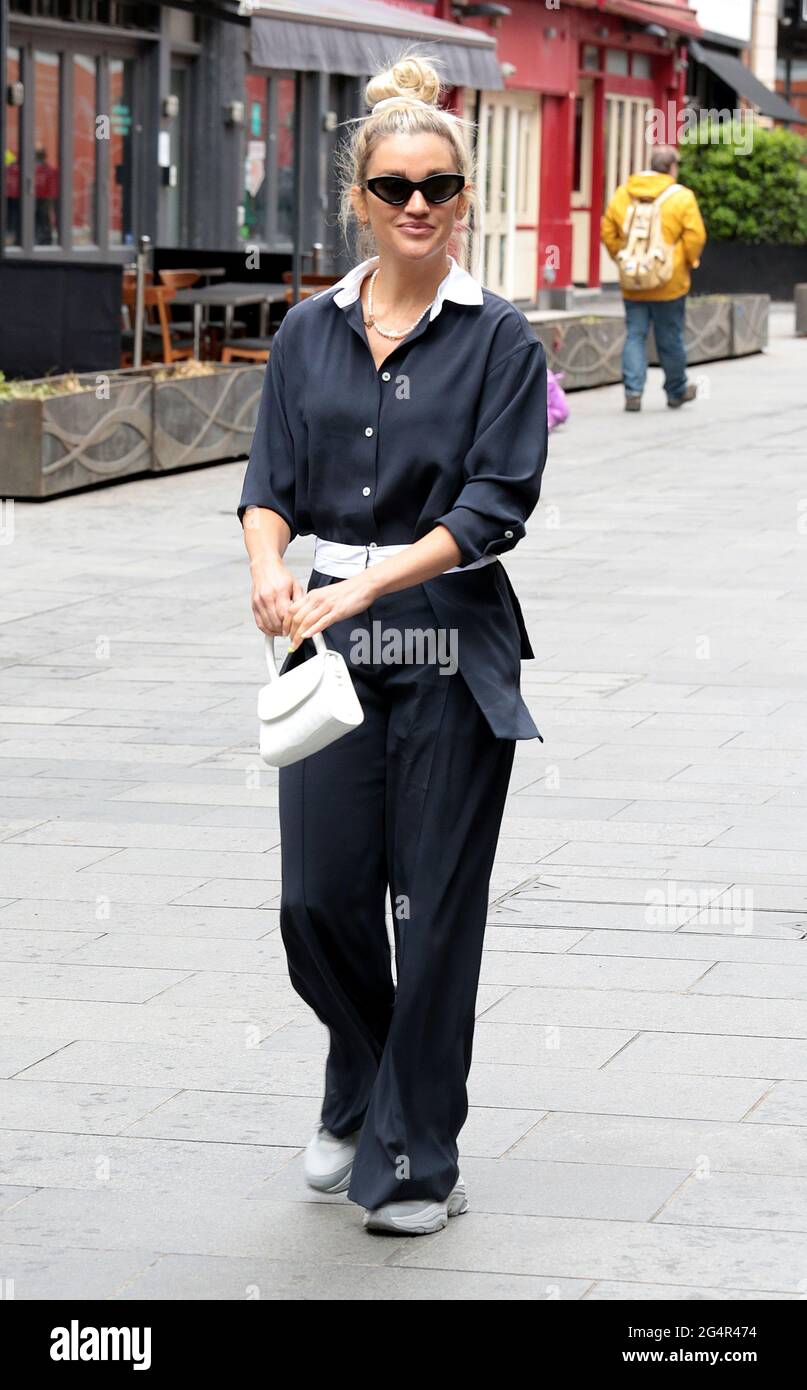 22. Jun 2021 - London, England, UK - Ashley Roberts verlässt heute Morgen die Global Radio Studios Stockfoto