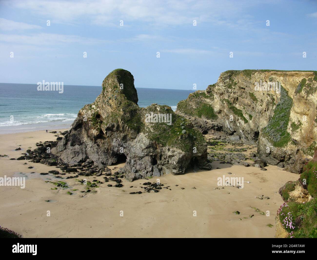 Felsformation von Flory Island. Whipsiderry Beach. Newquay. Südwestküstenweg. North Cornwall. West Country. England. VEREINIGTES KÖNIGREICH Stockfoto