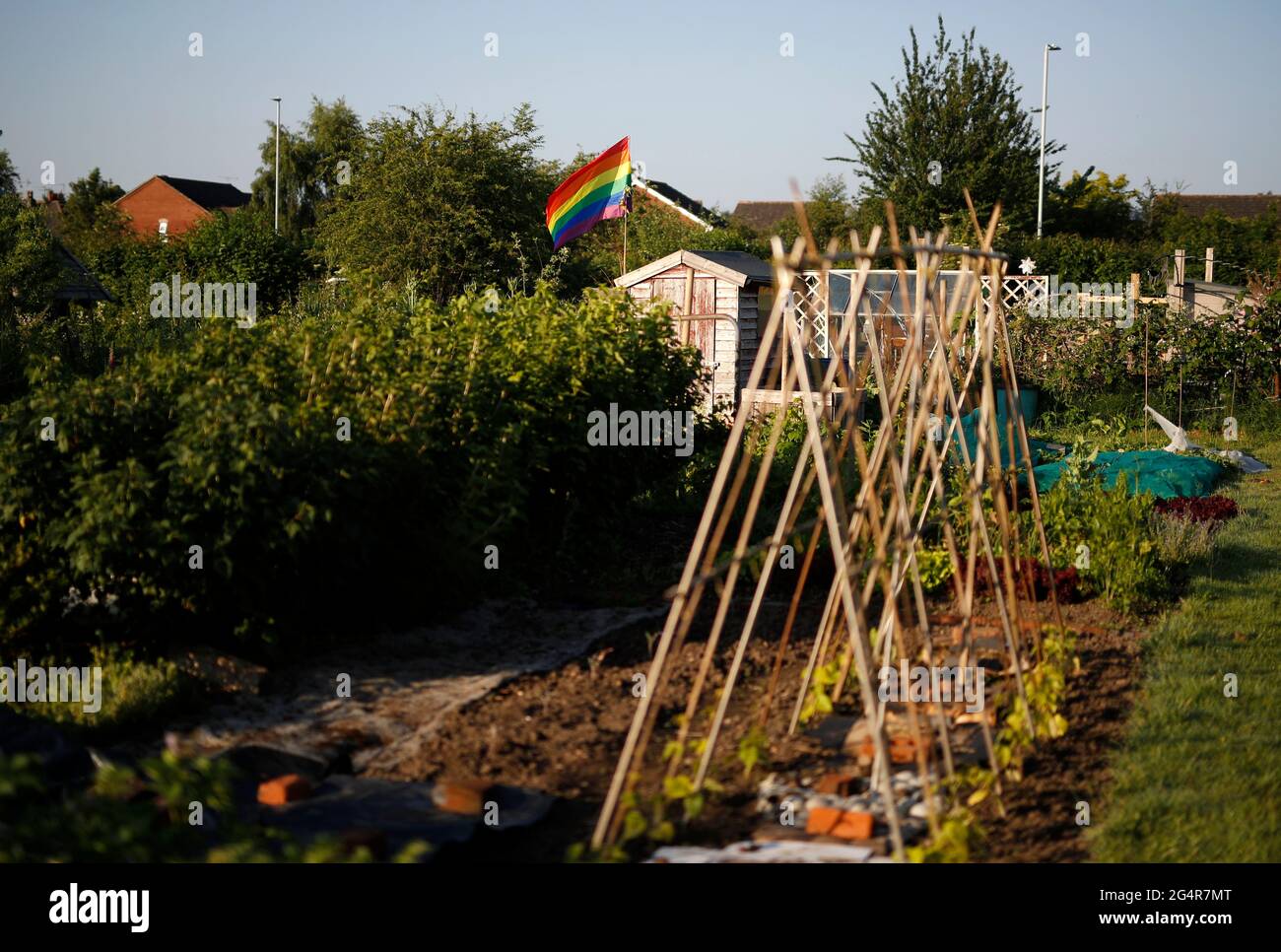 Loughborough, Leicestershire, Großbritannien. Juni 2021. Während des Gay Pride Month fliegt eine Regenbogenflagge auf einer Zuteilung. Die Regenbogenfahne ist ein Symbol von lesbia Stockfoto