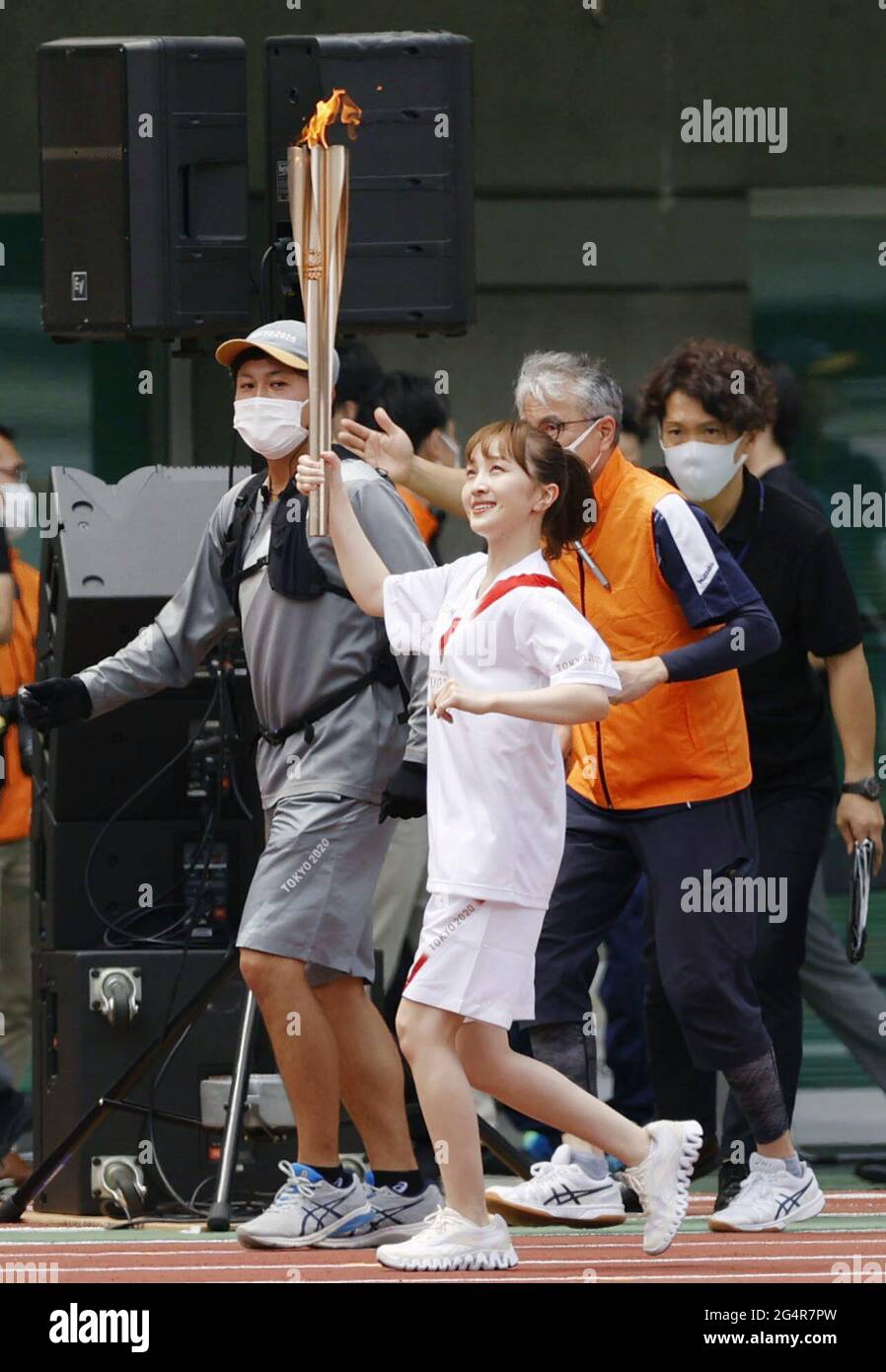 Shimada, Tokio, 23. Juni 2021. Fukuroi, Japan, 23. Juni 2021. Kanako Momota, ein Mitglied der japanischen Popgruppe Momoiro Clover Z, läuft am 23. Juni 2021 beim olympischen Fackellauf in Tokio in der Präfektur Shizuoka in Fukuroi, Zentraljapan. (Kyodo)==Kyodo Foto via Credit: Newscom/Alamy Live News Stockfoto