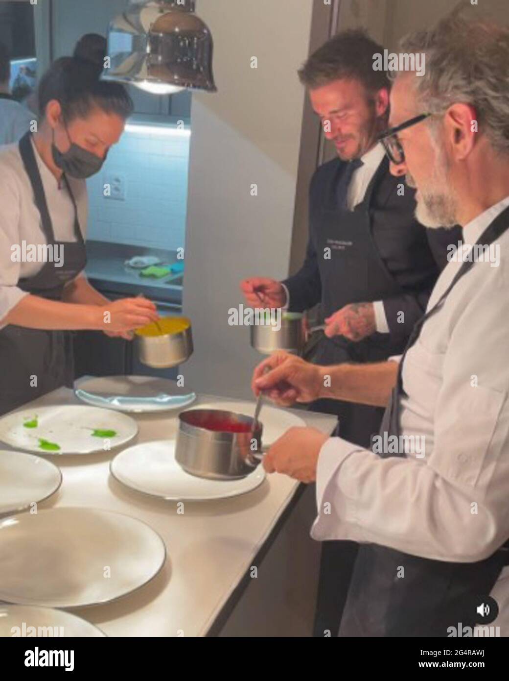 DAVID BECKHAM hat auf Instagram ein Foto mit den folgenden Anmerkungen  gepostet: Was für ein Vergnügen, das Spin-Gemälde auf Massimo's Teller zu  kreieren ???? Mit @massimobottura @jessrosval WOW ?? Vielen Dank mein