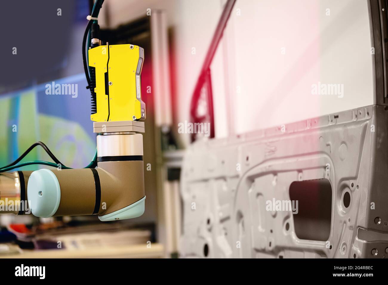 Der Roboterarm führt einen 3D-Scan des hergestellten Maschinenteils zur Qualitätskontrolle auf dem automatisierten Förderband im Werk durch. Stockfoto