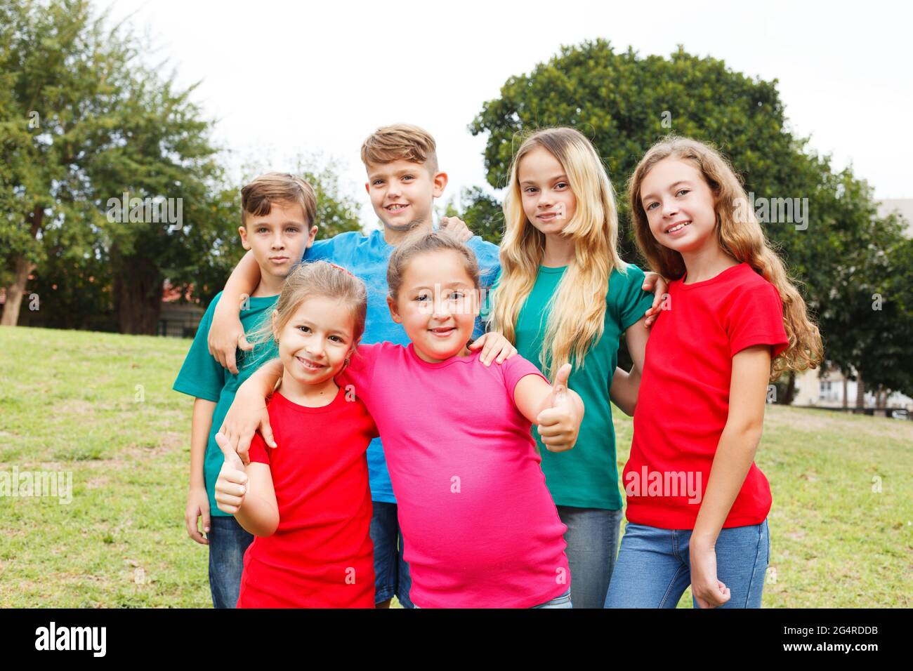 Gruppe von glücklichen Kindern, Daumen hoch Stockfoto