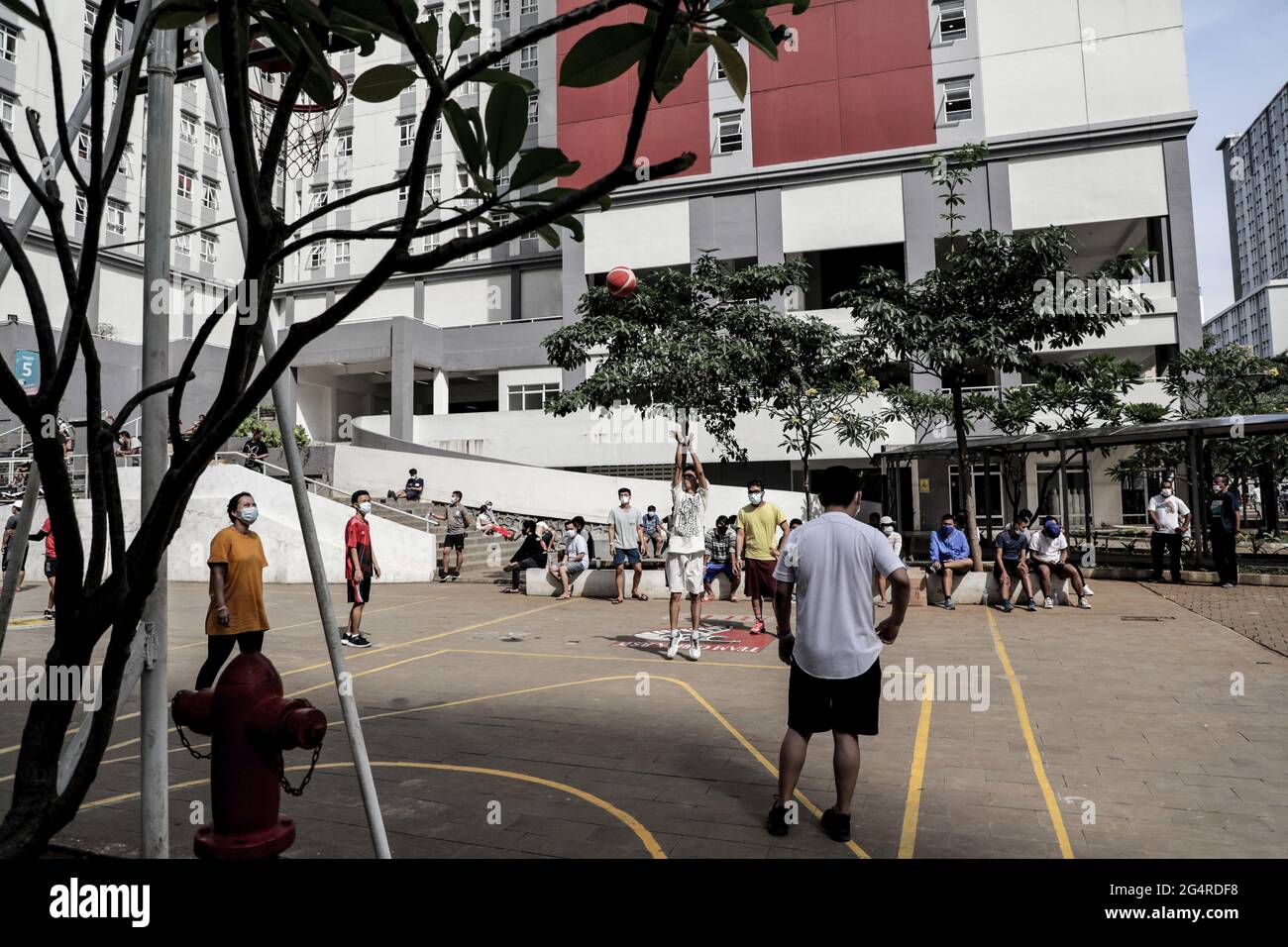 Im Zentrum Von Jakarta, Indonesien. Juni 2021. Patienten mit COVID-19-Übungen im Wisma Atlet Covid-19 Emergency Hospital Complex. Das Notkrankenhaus Wisma Atlet Covid-19 mit 7,394 Betten ist zu fast 90 % belegt. Indonesien hat nach dem Feiertag der Eid im vergangenen Monat einen signifikanten Anstieg der COVID-19-Fälle erlebt. Die Zahl der Covid-19-Fälle hat zwei Millionen überschritten. Kredit: SOPA Images Limited/Alamy Live Nachrichten Stockfoto